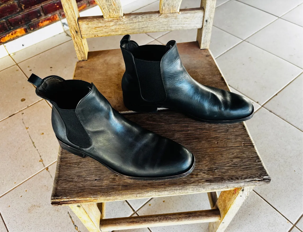 BOTA CHELSEA DE COURO COM MENOS DE 1 ANO DE USO