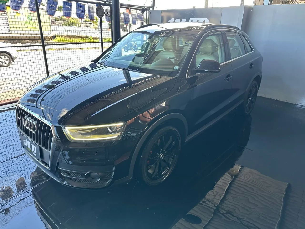 Q3 2.0 ambition com teto interior caramelo