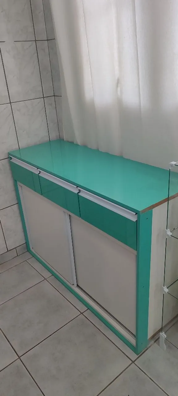 Armário com portas de correr verde