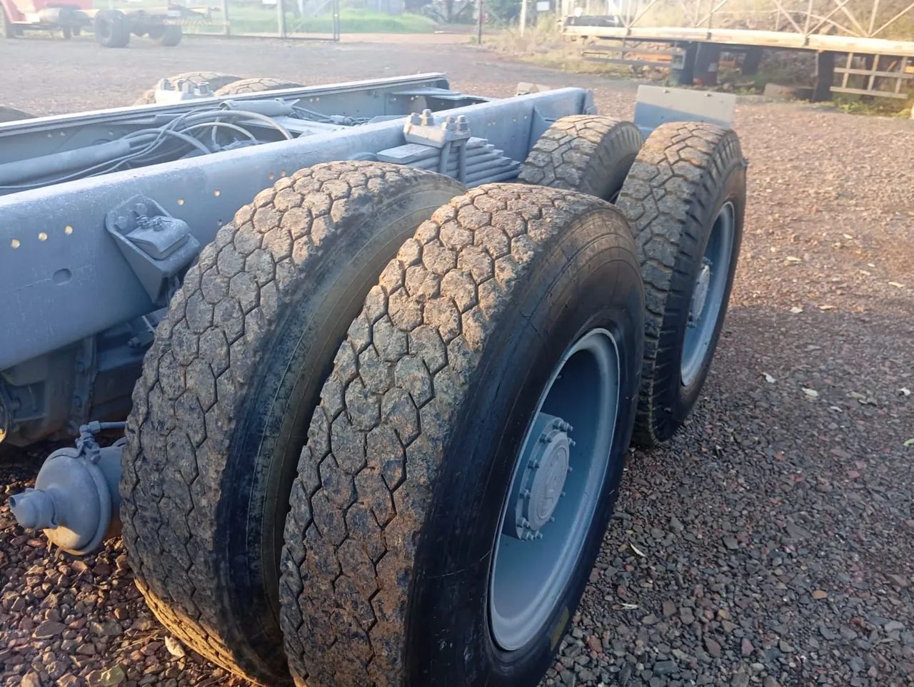 Caminhão Volvo NL 10 Traçado 6x4  - Foto 4