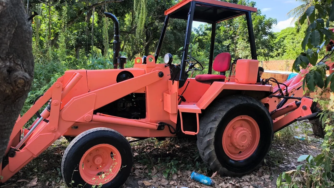 Trator com Carregadeira Frontal