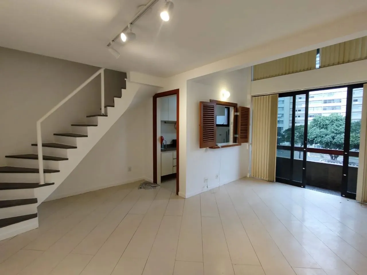 Duplex em Pinheiros próximo ao metro Fradique Coutinho com piscina portaria vaga varanda