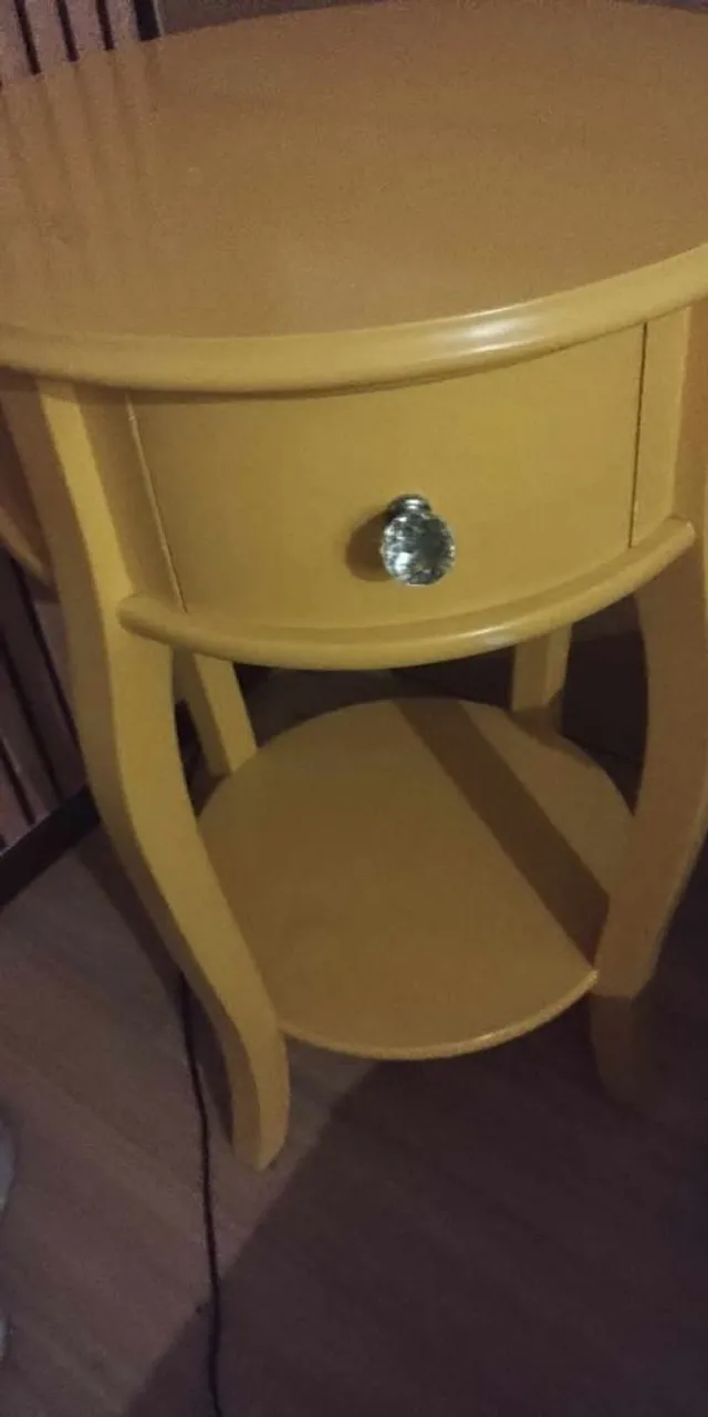 Mesa de Canto Amarela com Gaveta e Detalhes