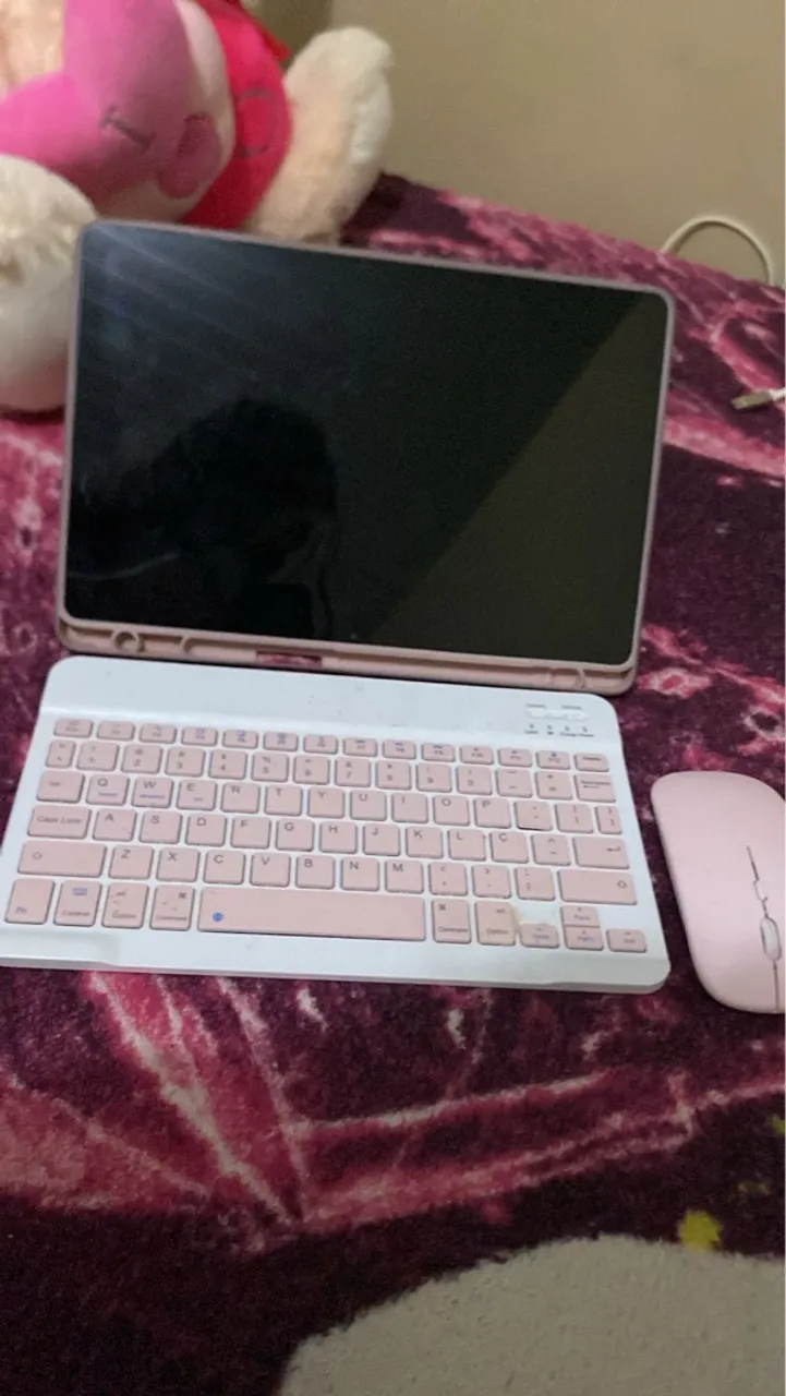 Tablet com teclado e mouse
