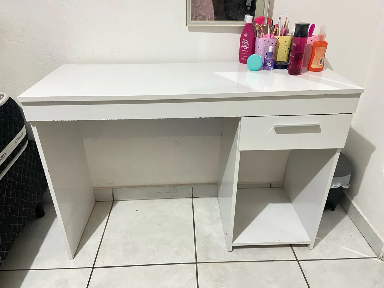 Escrivaninha branca com gaveta