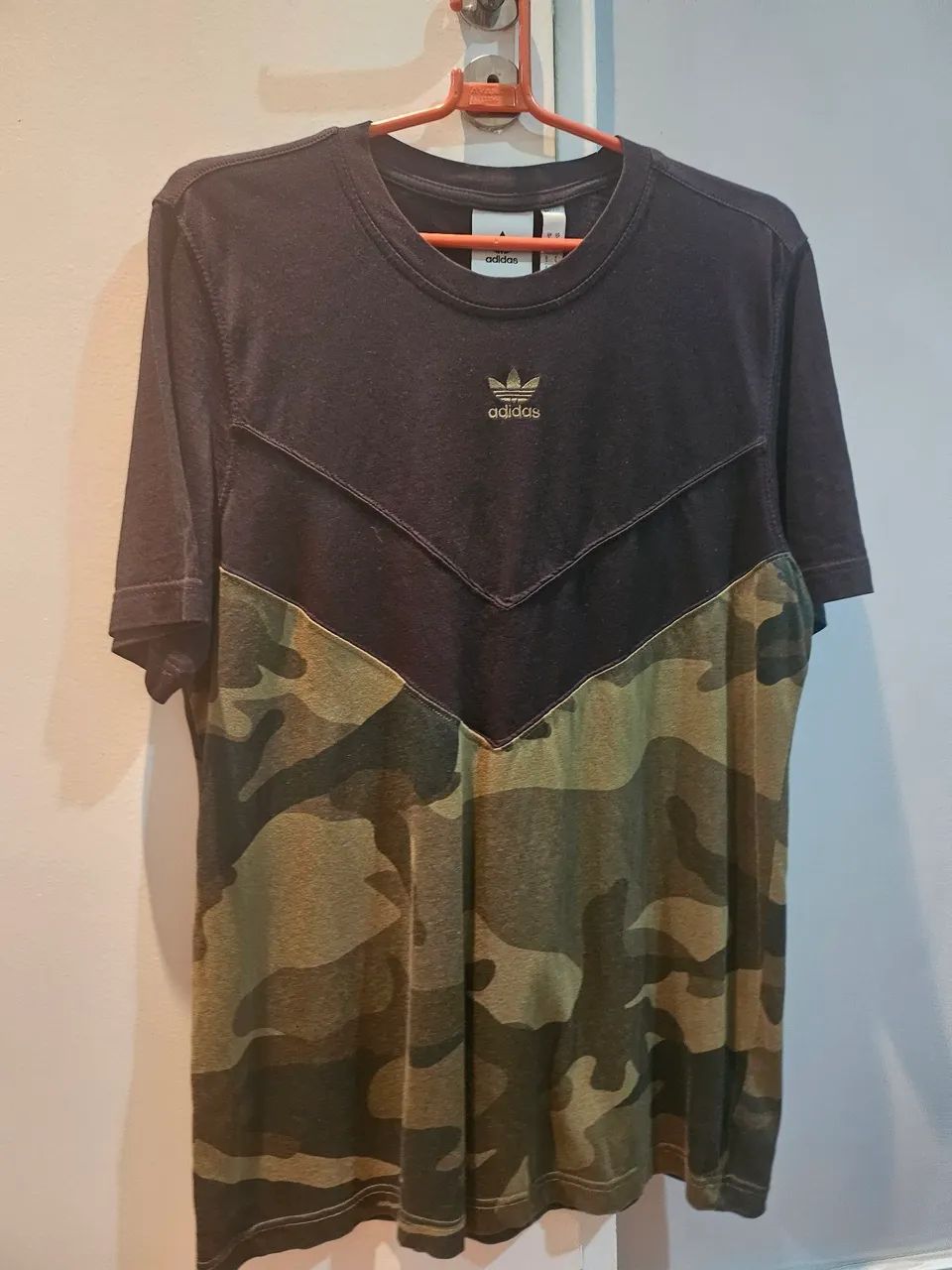 Duas camisetas da Adidas pelo preço de uma