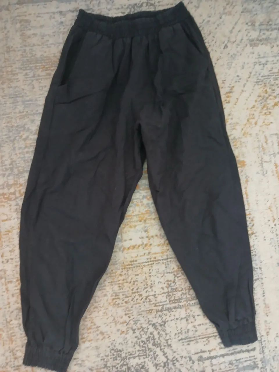 Calça preta com.elastico na.perna - Foto 2