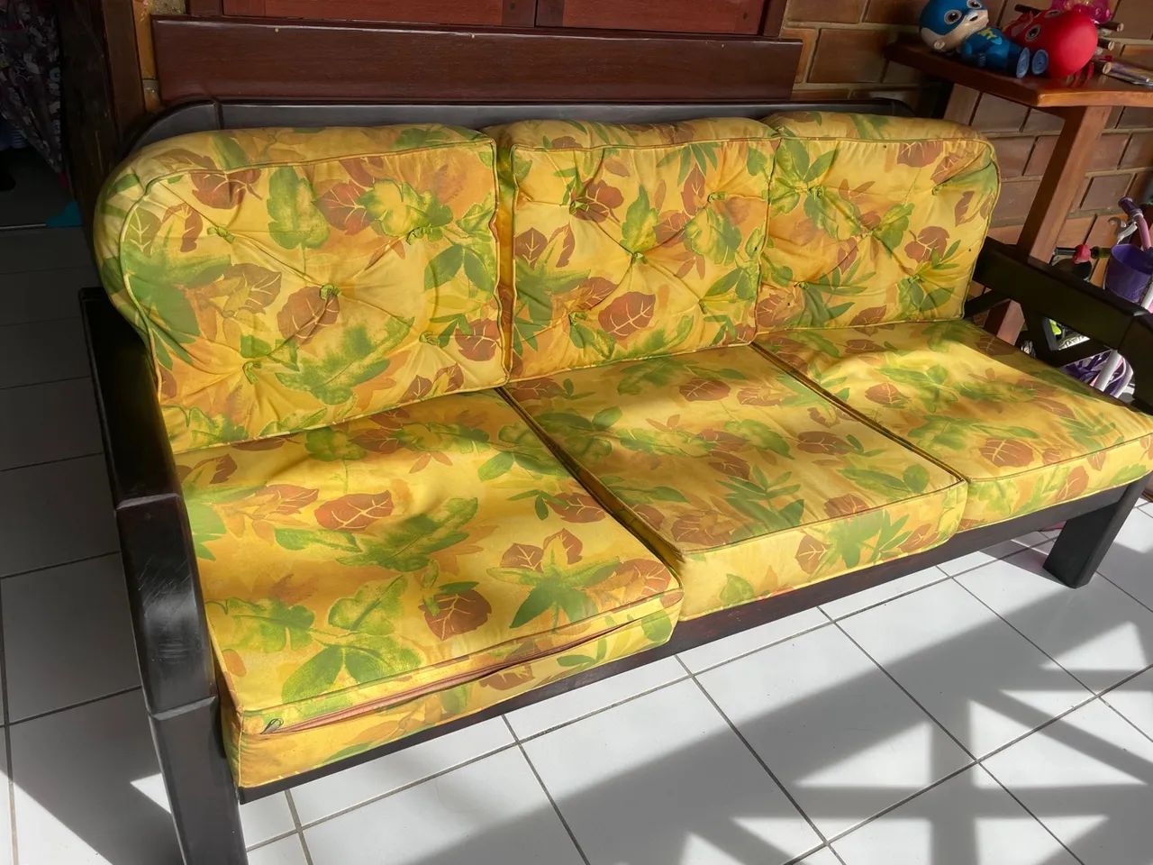 Sofá de 3 lugares com almofadas florais