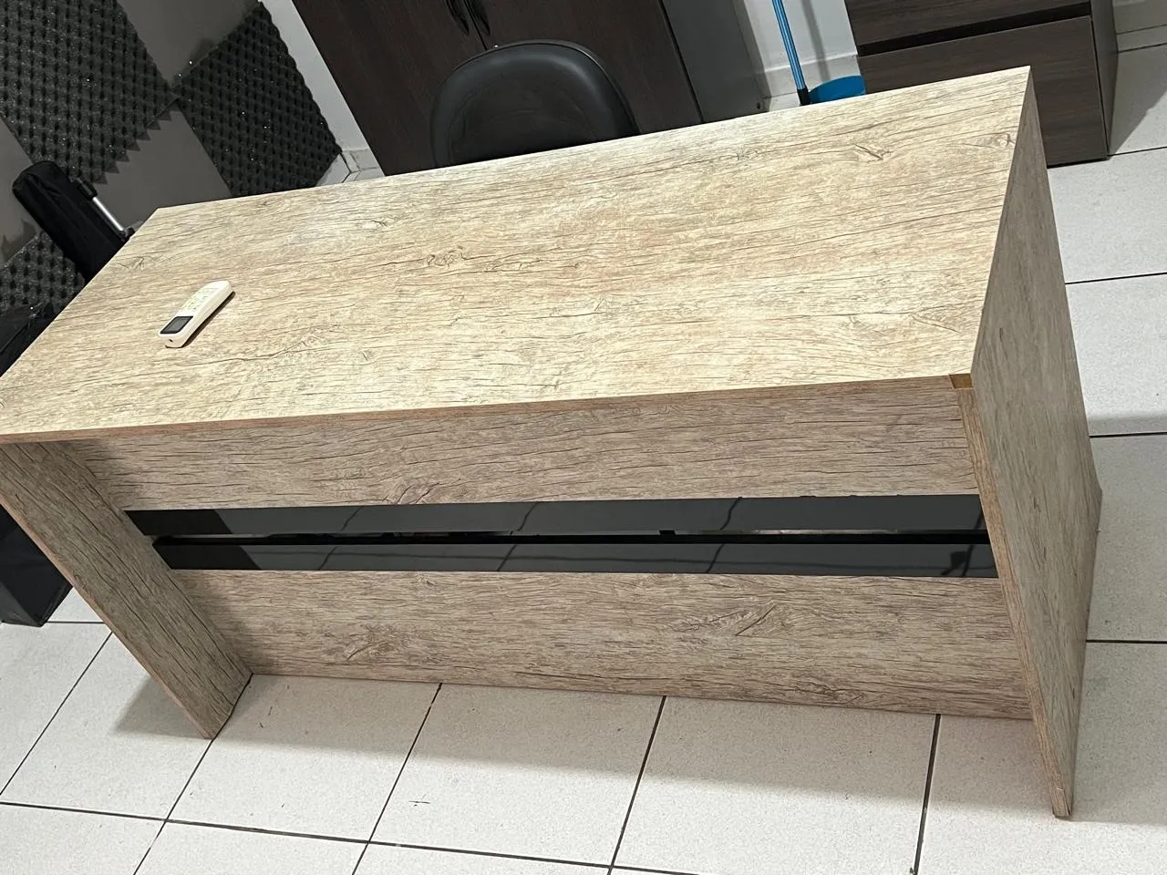 Mesa de escritório moderna com design elegante