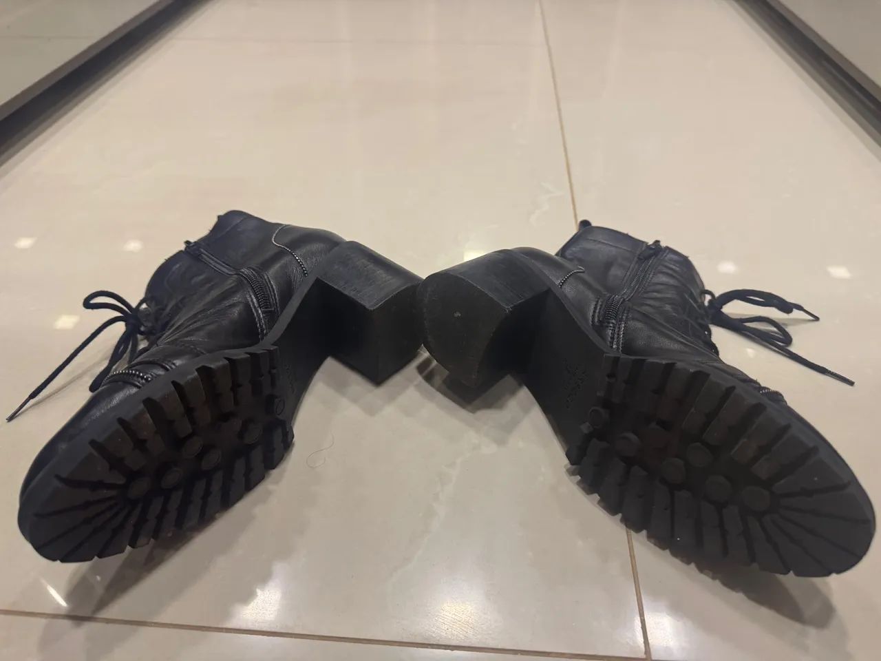 Botas de couro pretas com zíper e cadarço - Foto 3