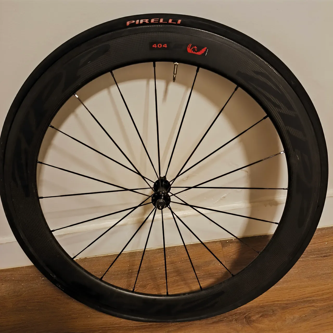 Roda dianteira Zipp 404 Carbono com pneuPirelli