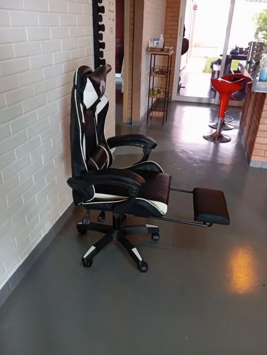 CADEIRA GAMER LINDONA! MARCA: PHYTON FLY COR: PRETA E BRANCO POUCO USO! RECLINÁVEL! - Foto 4