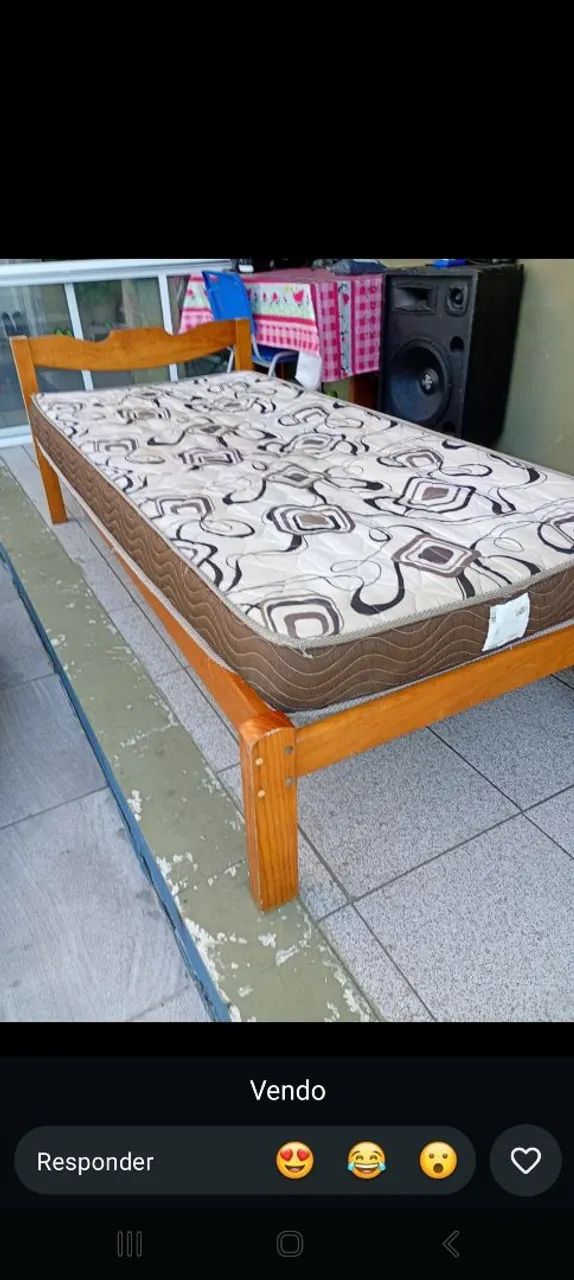 Vemdo uuma  cama de solteiro com colçhaõ em  ótimo estado 