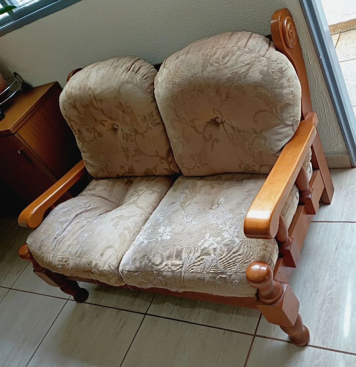 Conjunto de sofás 2 e 3 lugares de madeira maciça  - Foto 2