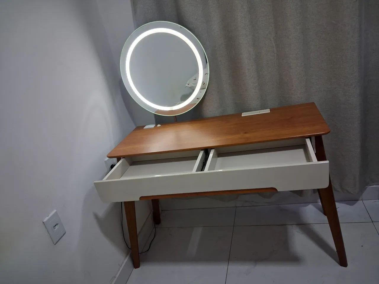 Penteadeira Moderna com Espelho LED e Tomada - R$550 - Vila Velha - Foto 4