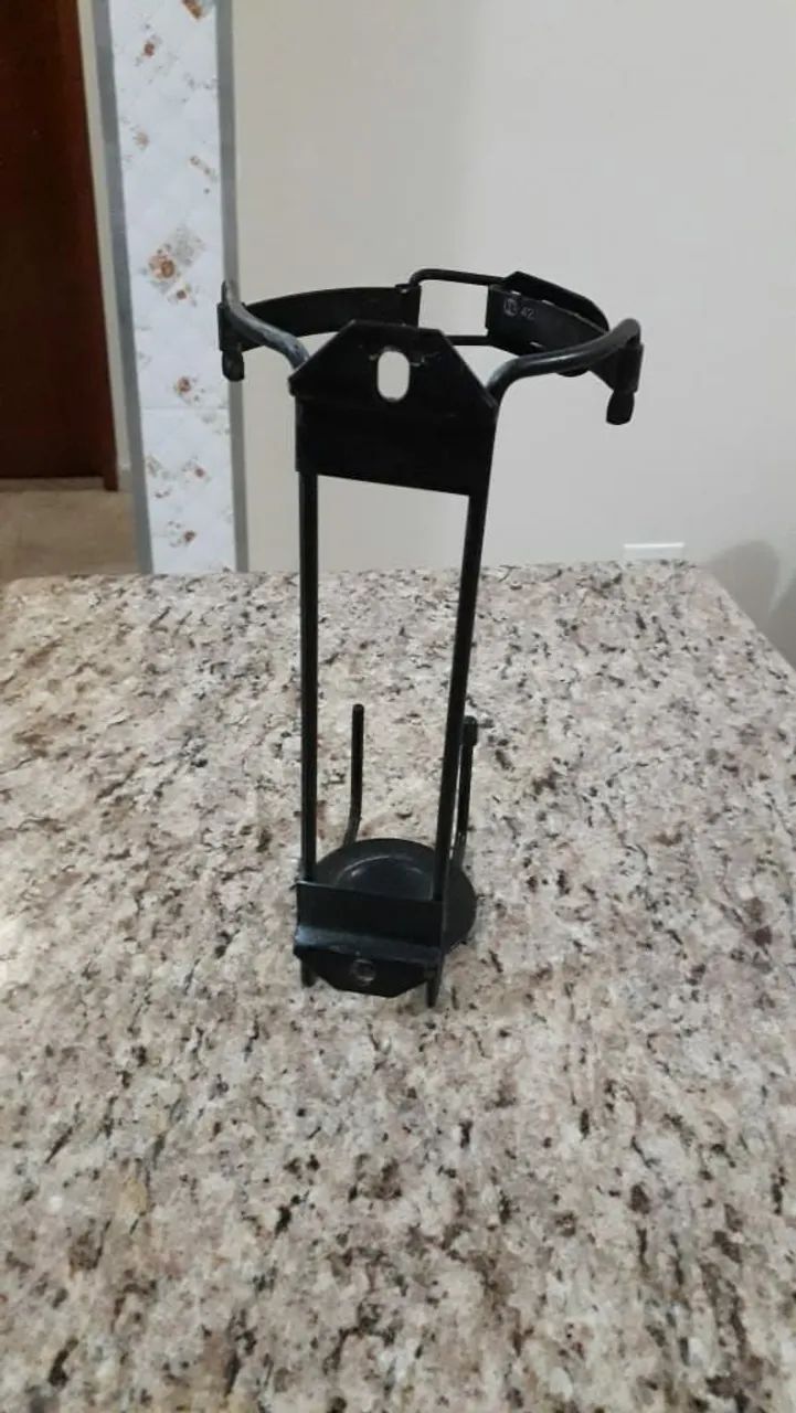 Dois suportes para extintor de 2kg e 4kg 