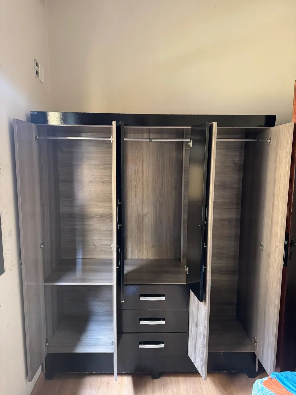 Guarda-Roupa 4 Portas + 3 Gavetas - Foto 3