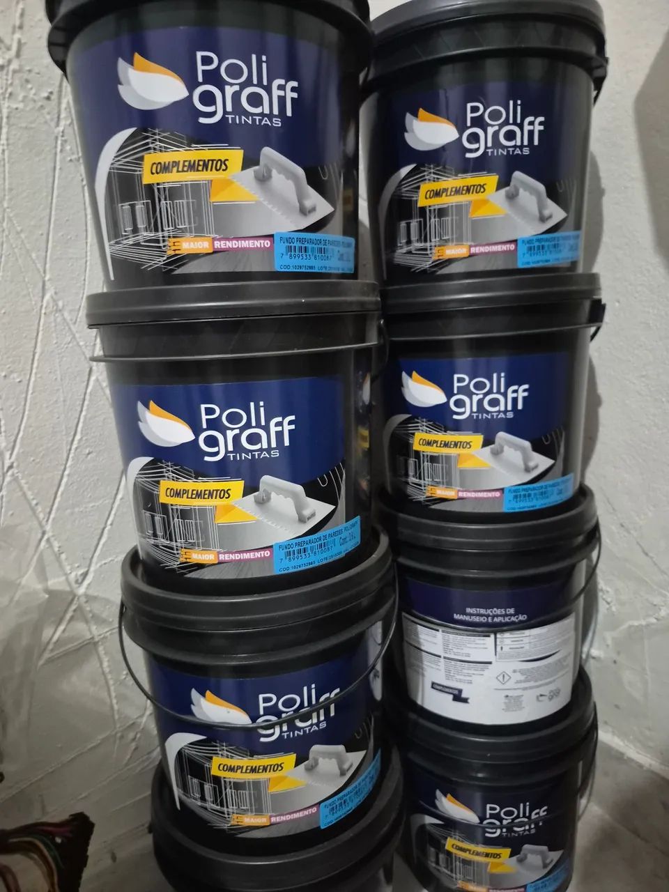 Tinta esmalte, fundo preparador e verniz