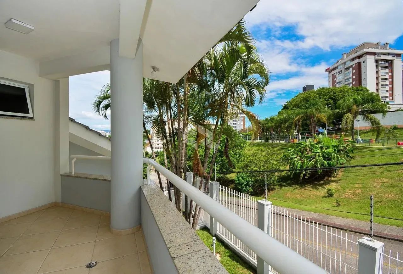 CASA COM 3 SUÍTES E ESPAÇO AMPLO EM FLORIANÓPOLIS