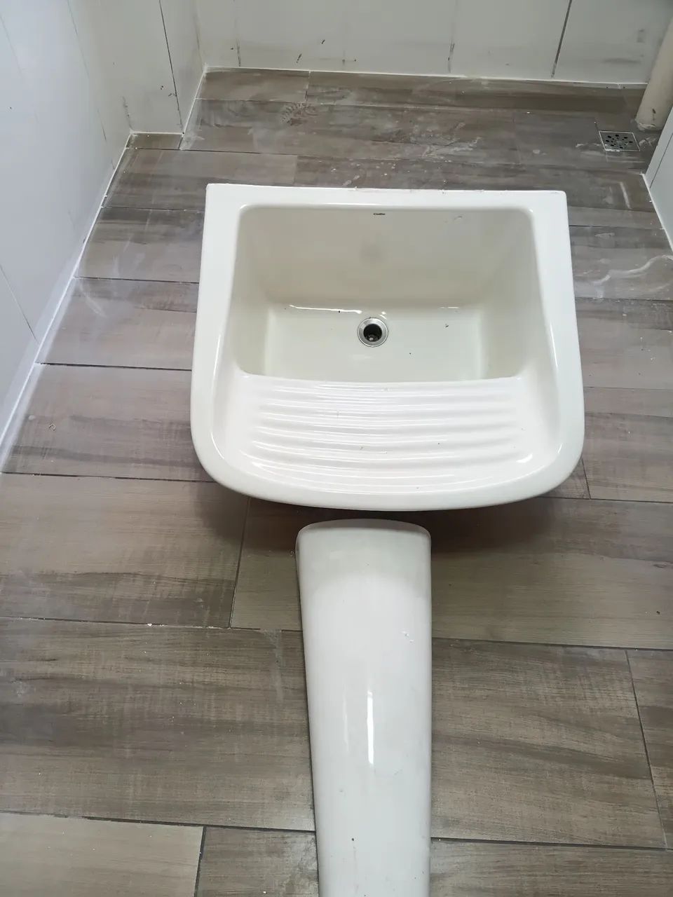 Vendo tanque com pé CELITE..