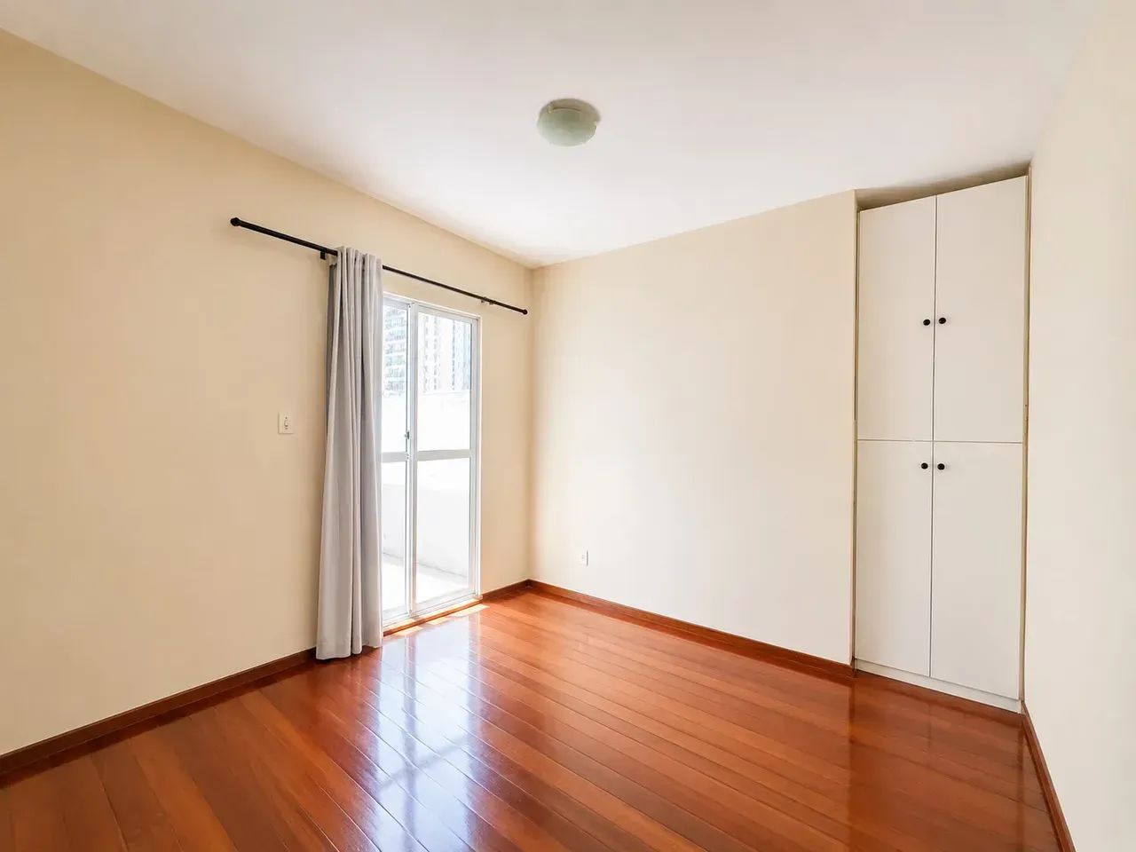 Lindo apartamento no São Mateus com dois quartos e duas varandas e suíte! Prédio com eleva - Foto 2