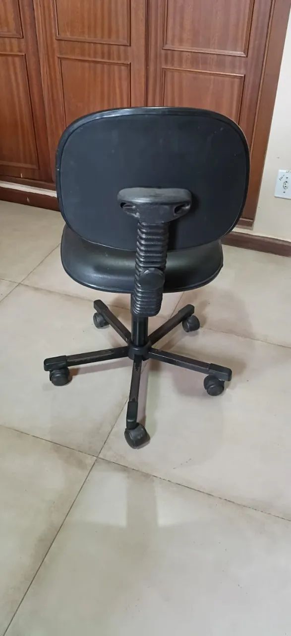 Cadeira de Escritorio Usada - Foto 2