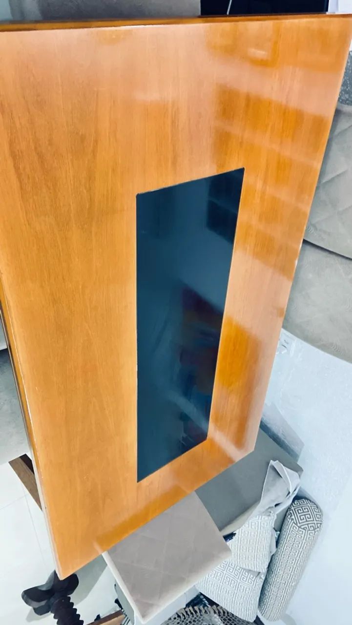 Mesa de madeira com detalhe em vidro e 6 cadeiras  - Foto 3