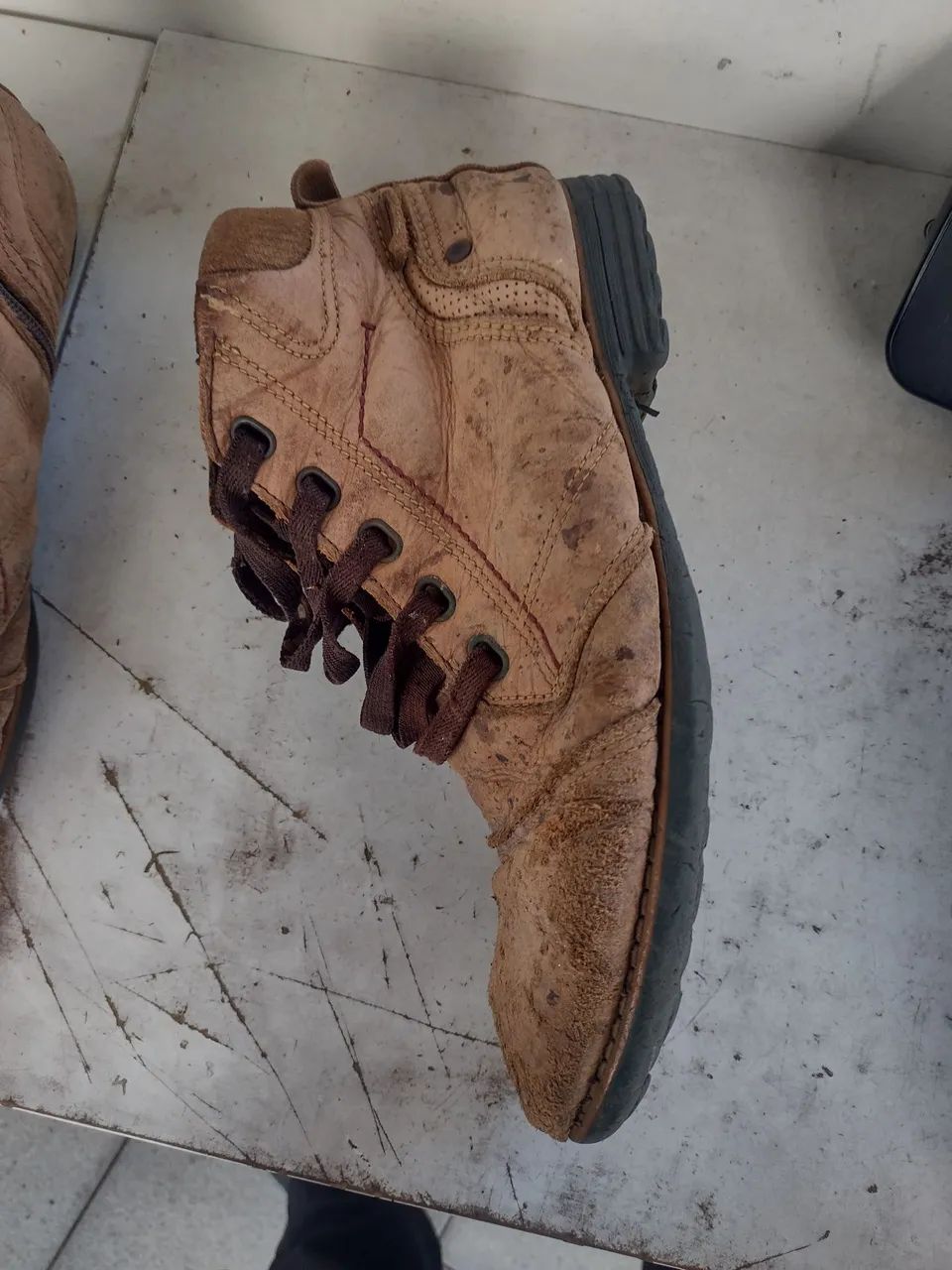 Bota de couro bem conservada  - Foto 2