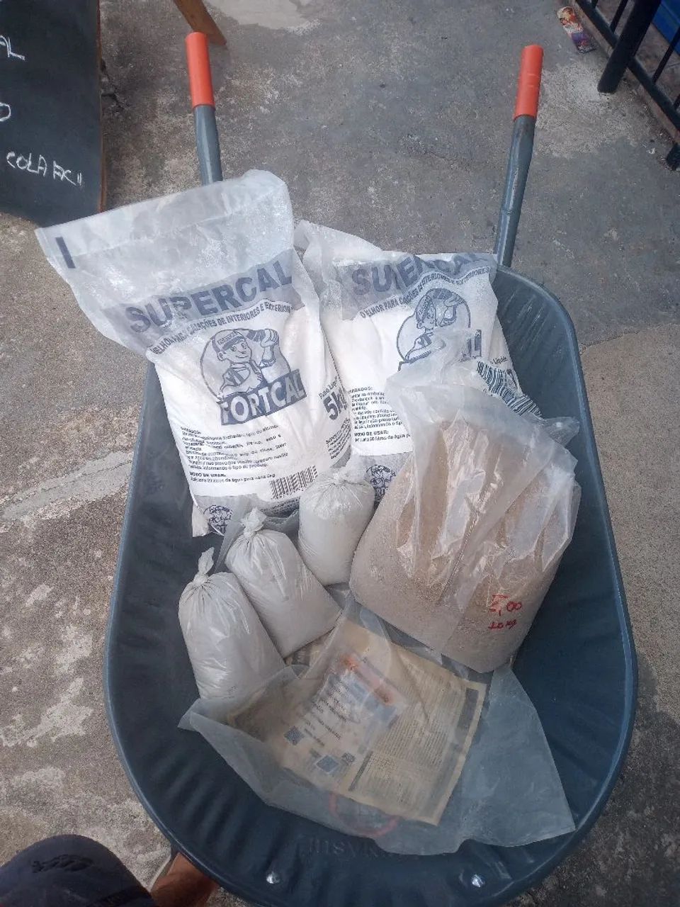 Cimento, areia, gesso. 