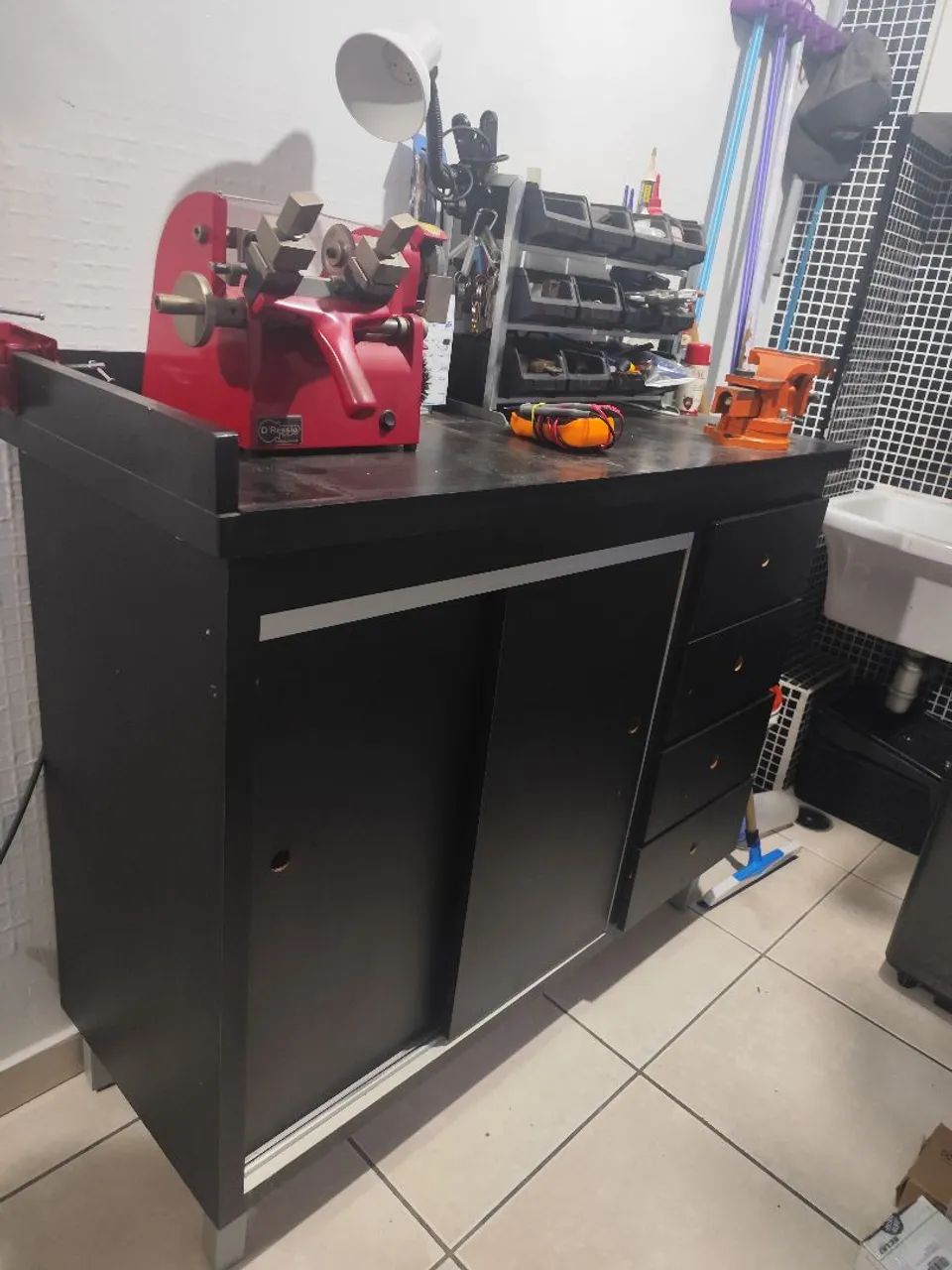Bancada para chaveiro/mecânico e morsa de bancada.