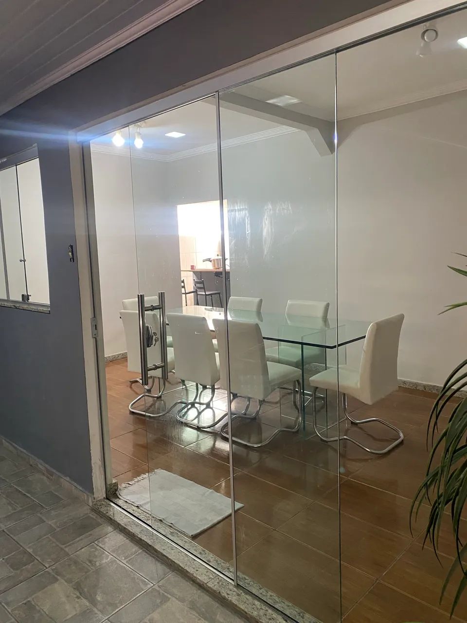 Mesa de vidro com 8 cadeiras + aparador  - Foto 2