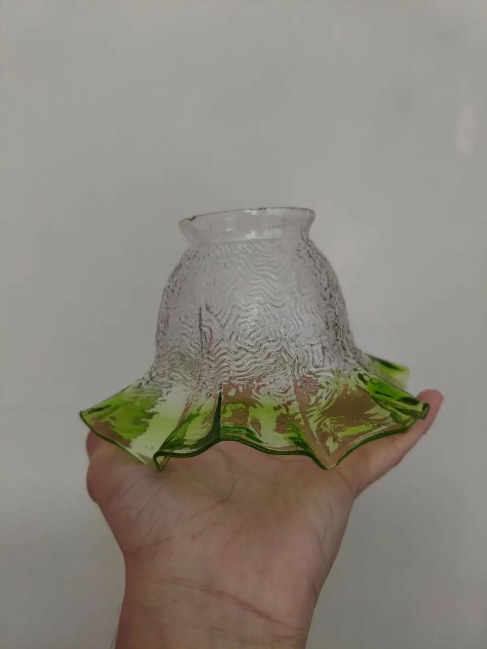 Lustre antigo verde e transparente detalhado