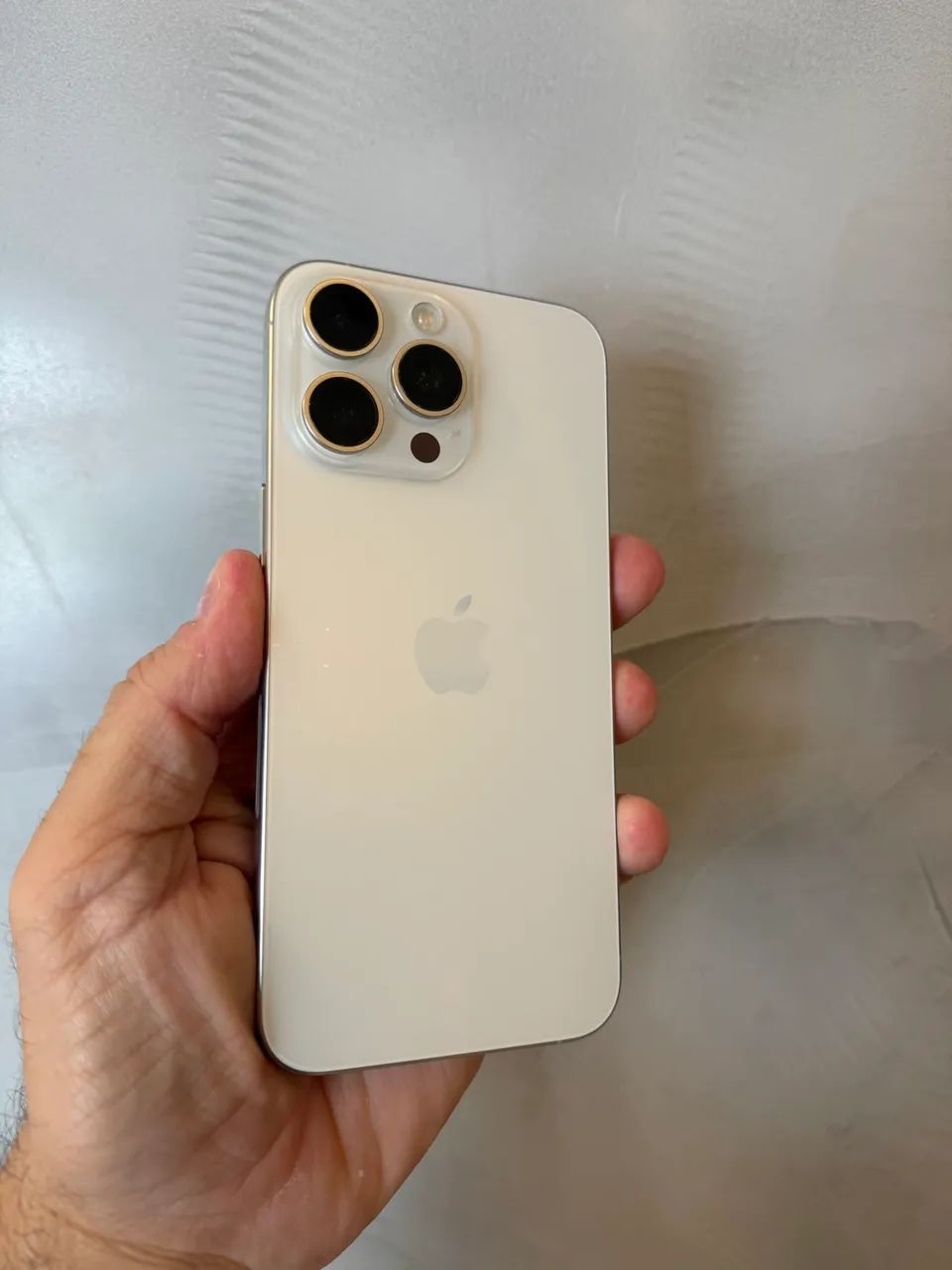 Apple iPhone 15 Pro ホワイト　512GB iPhone 15 Pro 512GB - ホワイトチタニウム（SIMフリー）[整備済製品