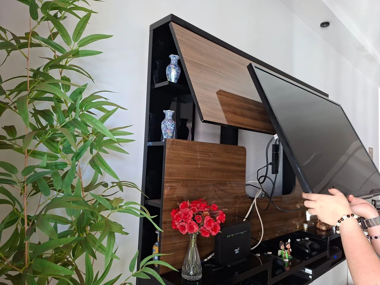 Painel para TV com Rack e Nichos - Marrom e Preto - Foto 3