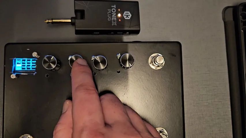 CONTROLADORA FOOTSWITCH para TONEX PLUG 4 footswitches 4 knobs display OLED e bateria int - Foto 5