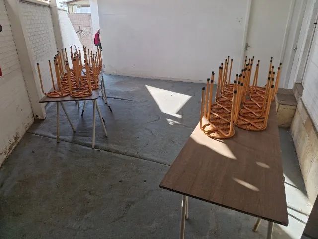 Conjunto de Mesas Grandes com Cavaletes Reforçados e Banquetes de Ferro - Foto 5