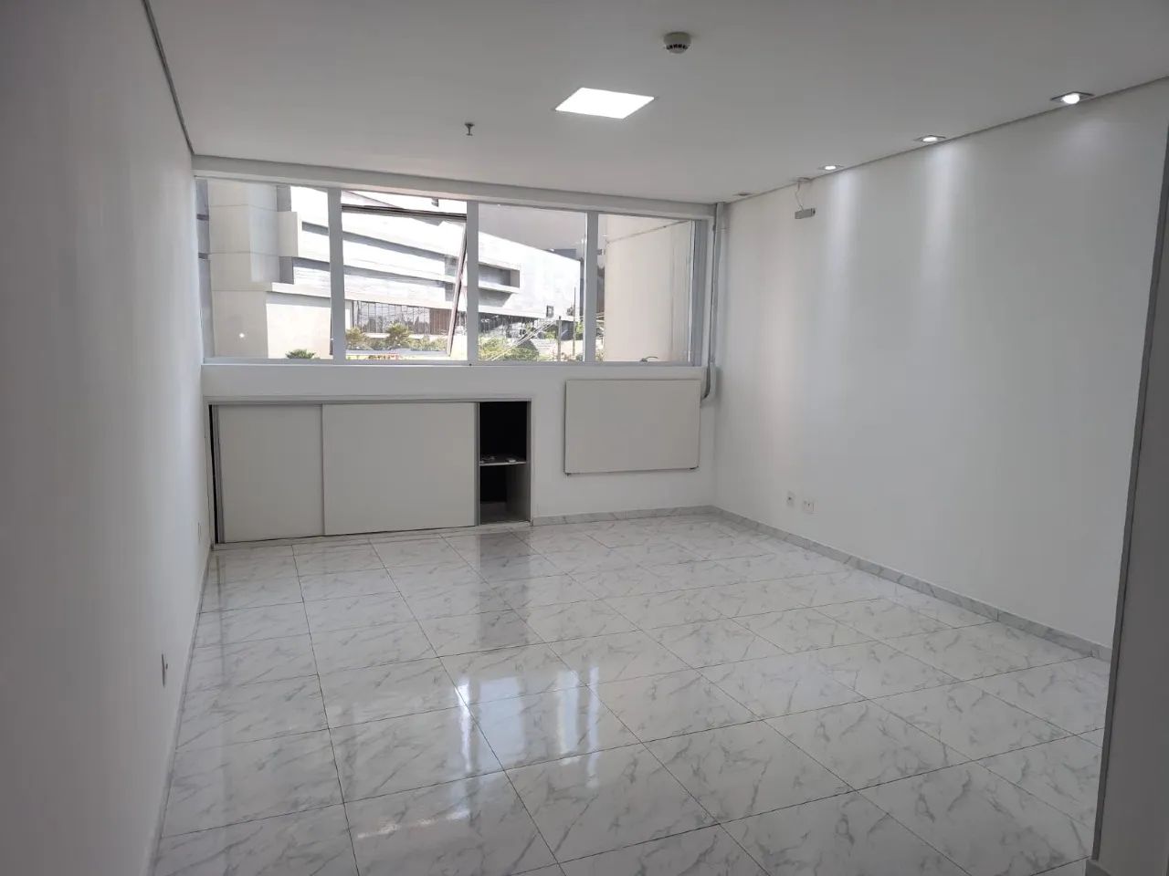 Prédio imponente com excelente localização, portaria 24 horas - Foto 4
