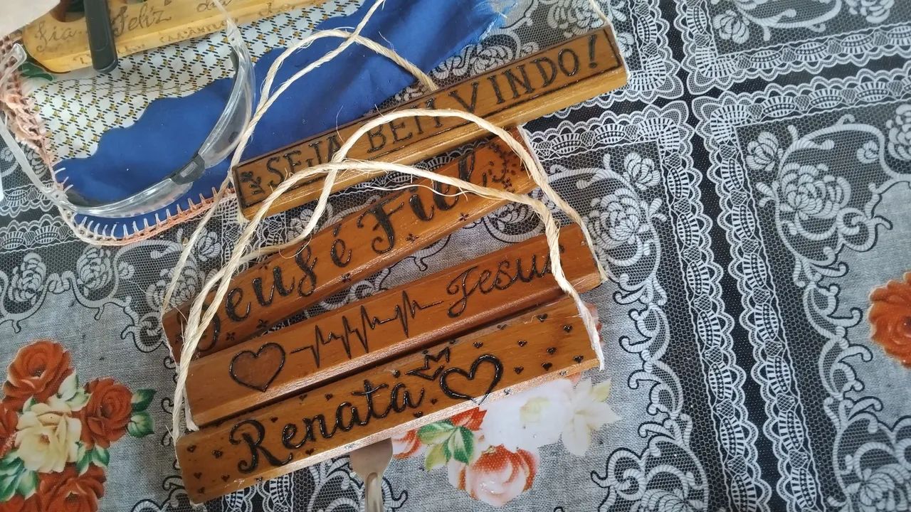 Artesanatos em madeira..