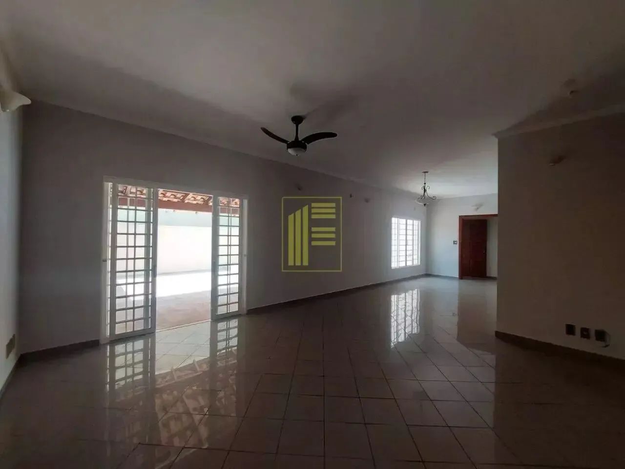 Casa térrea, reformada no bairro Aclimação, 03 suítes, 04 banheiros, piscina, quintal. Opo