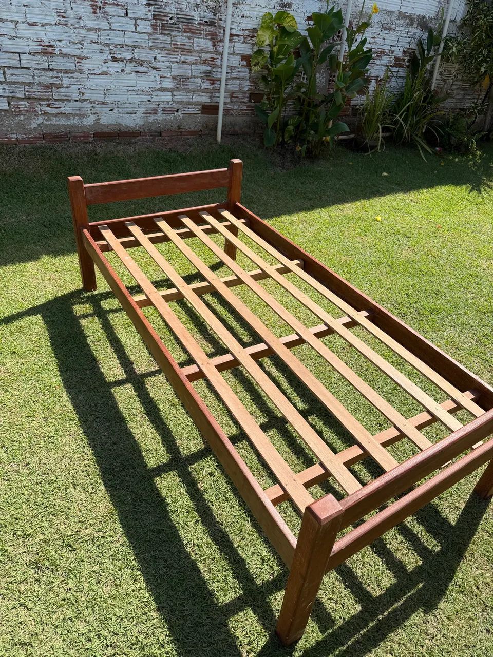 VENDO CAMA DE SOLTEIRO MADEIRA MACIÇA - Foto 2