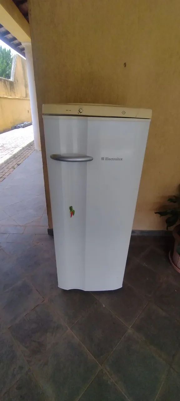 Geladeira Eletrolux RE26 240litros - Foto 2
