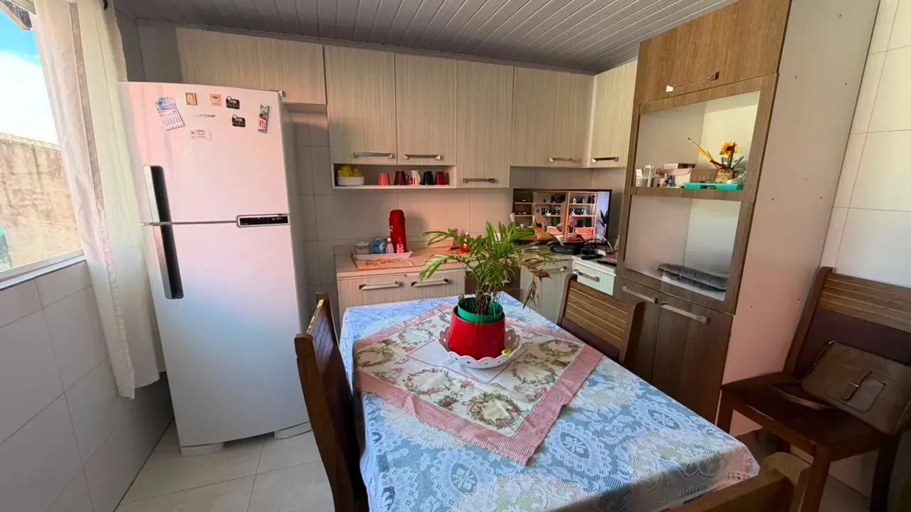 Casa 2 dormitórios (1 suite) com vaga de garagem no bairro Monte Verde - Florianópolis - Foto 2
