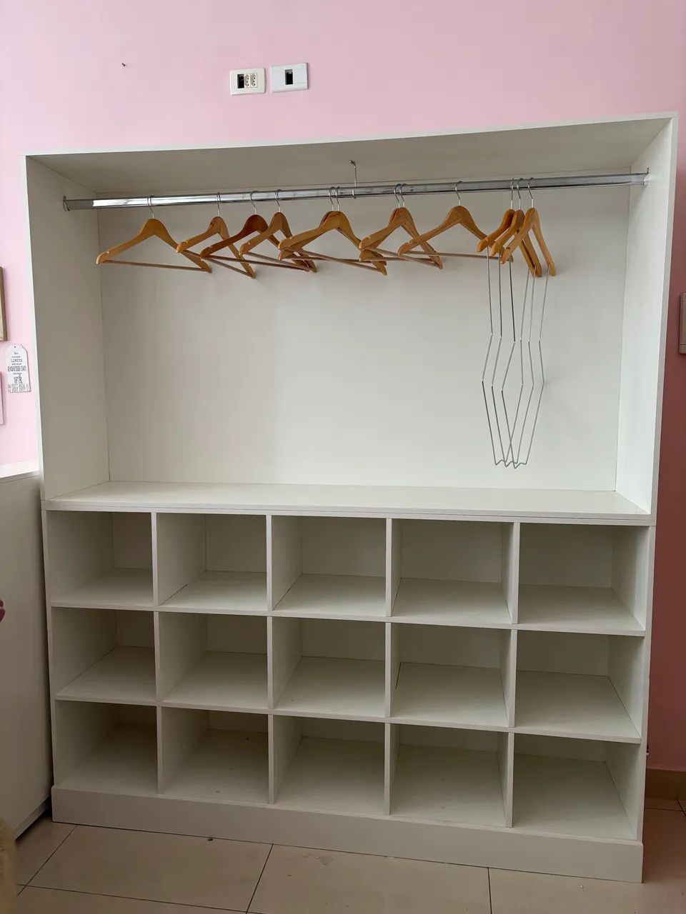 Armário expositor com colmeia