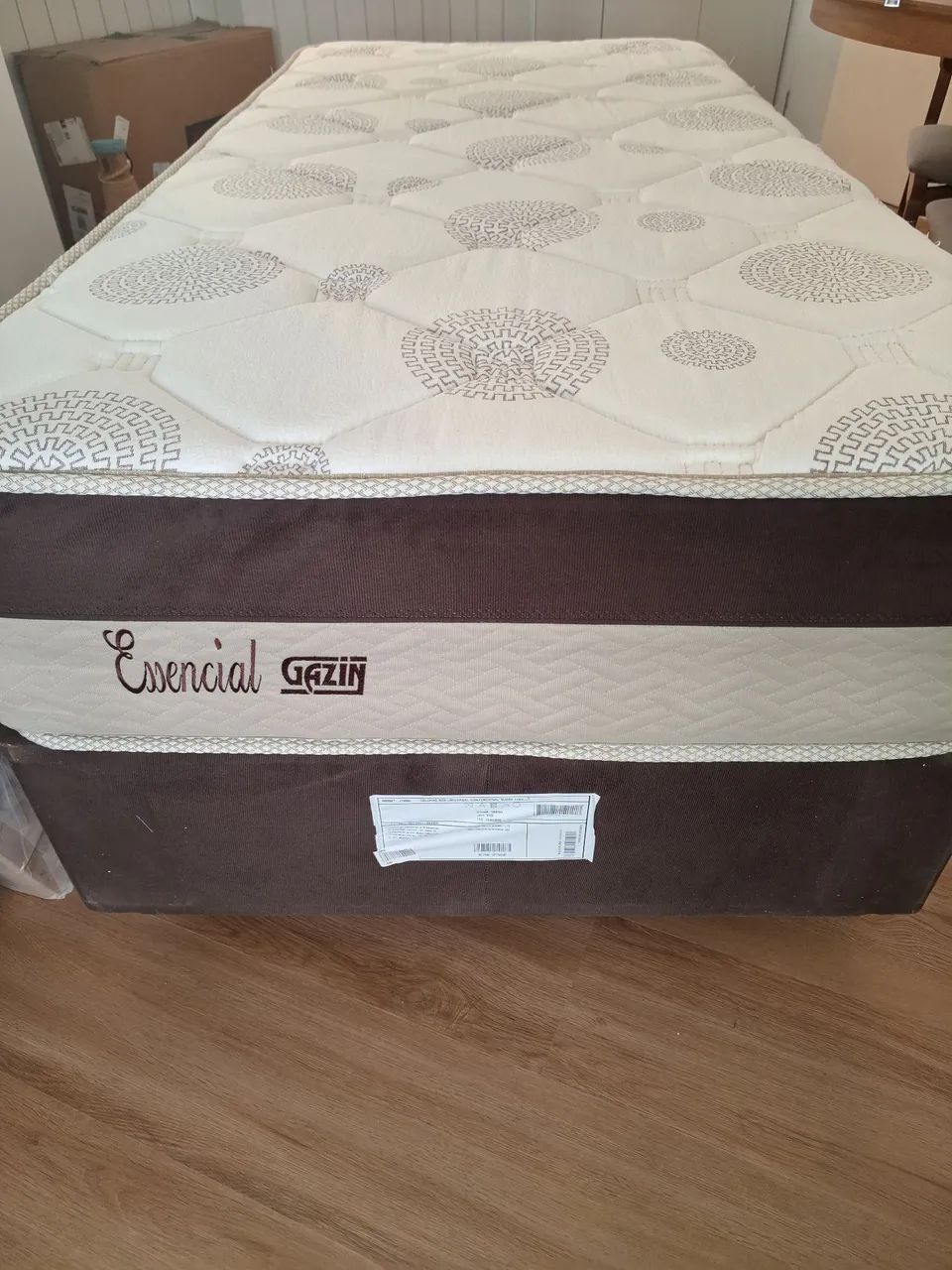 Vendo cama box e colchão de solteiro