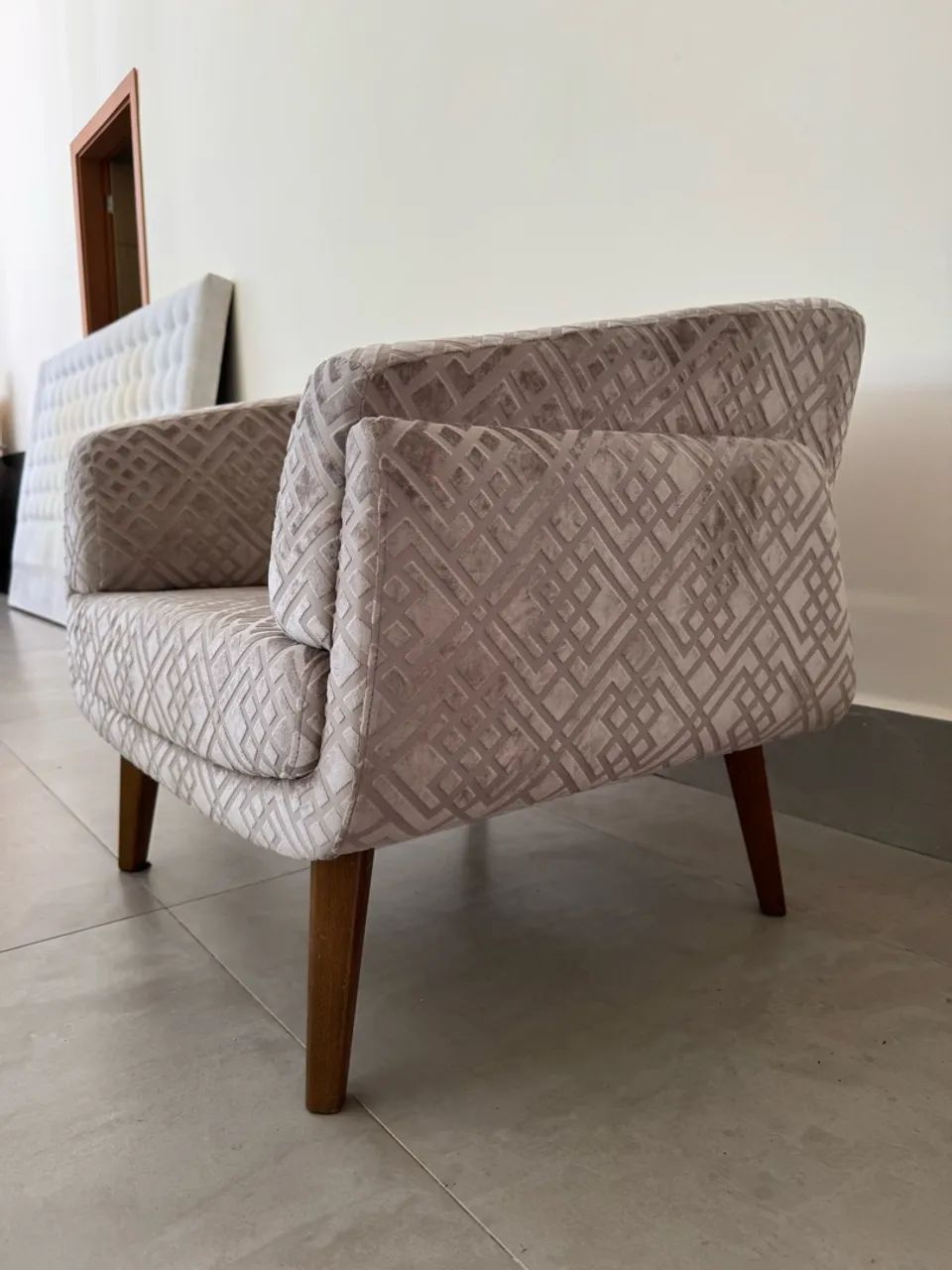 Poltrona Decorativa Bege com Pés de Madeira - Foto 4
