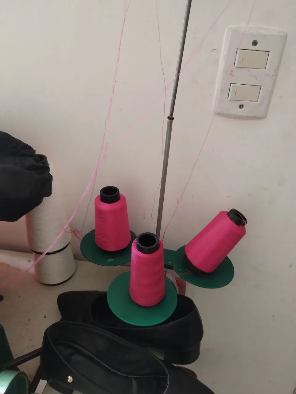 Vendo máquinas de costuras , Reta e orveloque 