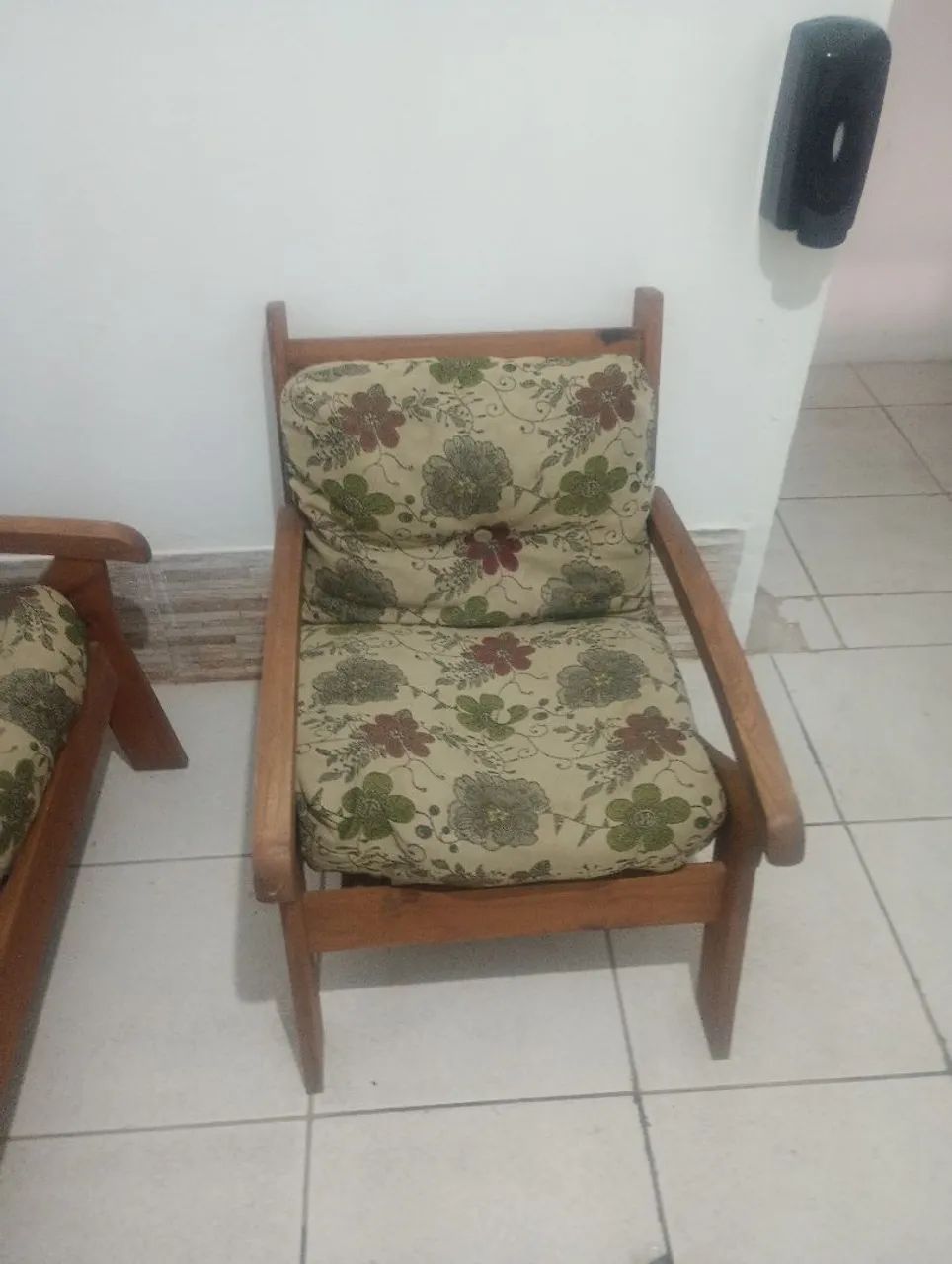 Sofá de madeira com 2 poltronas  - Foto 3