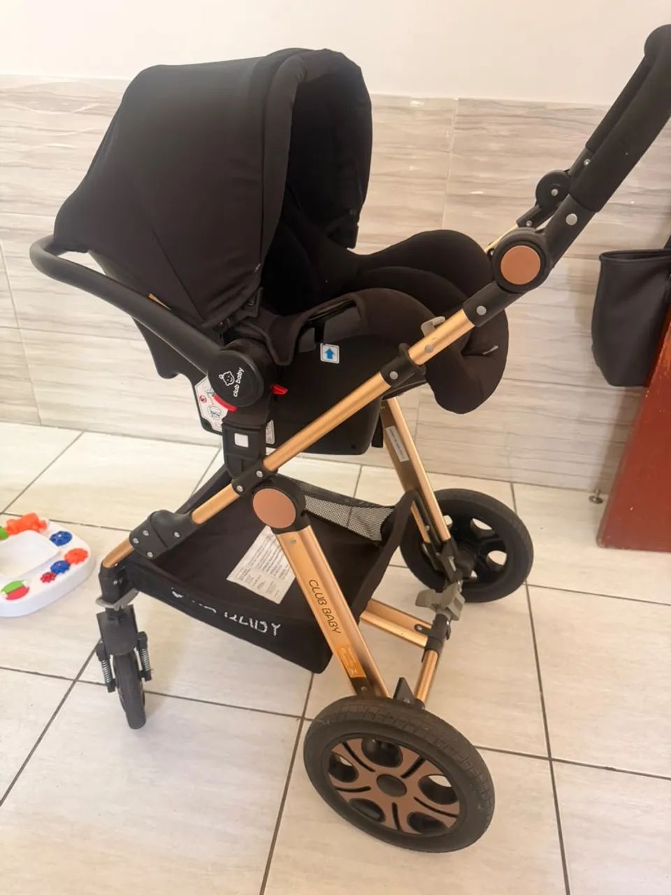 Carrinho de bebê + bebê conforto 