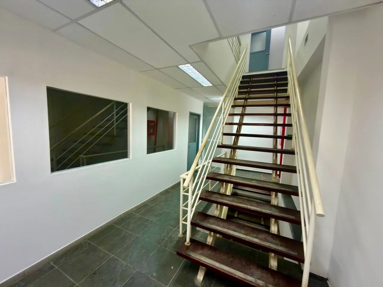 Loja / Salão /  3 andares - 1.100m2 - Melhor ponto de São Cristóvão 2
