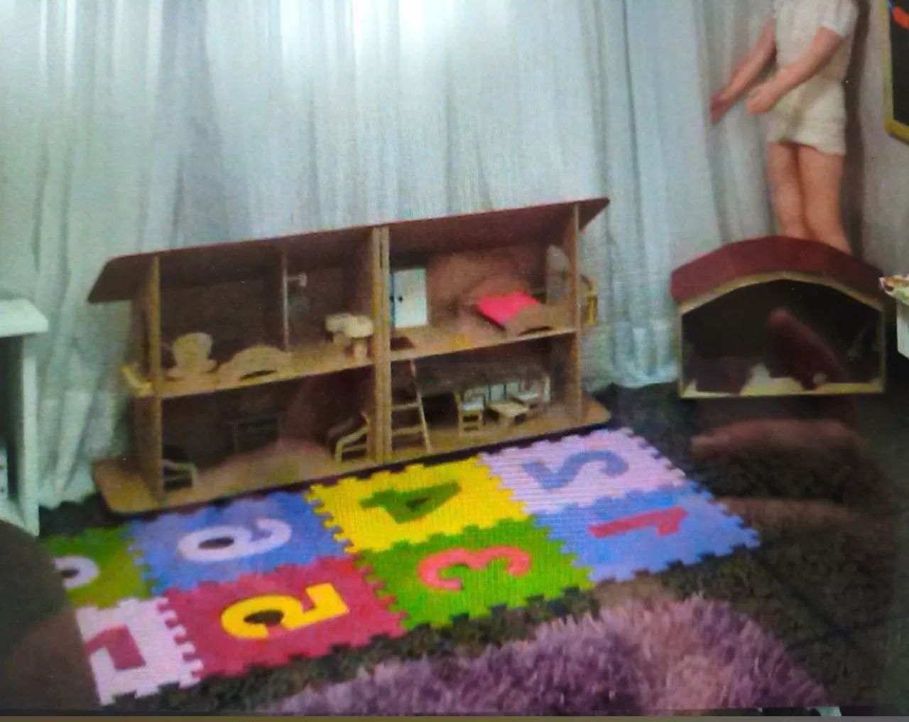 Casa e escola de brinquedo madeira  - Foto 2